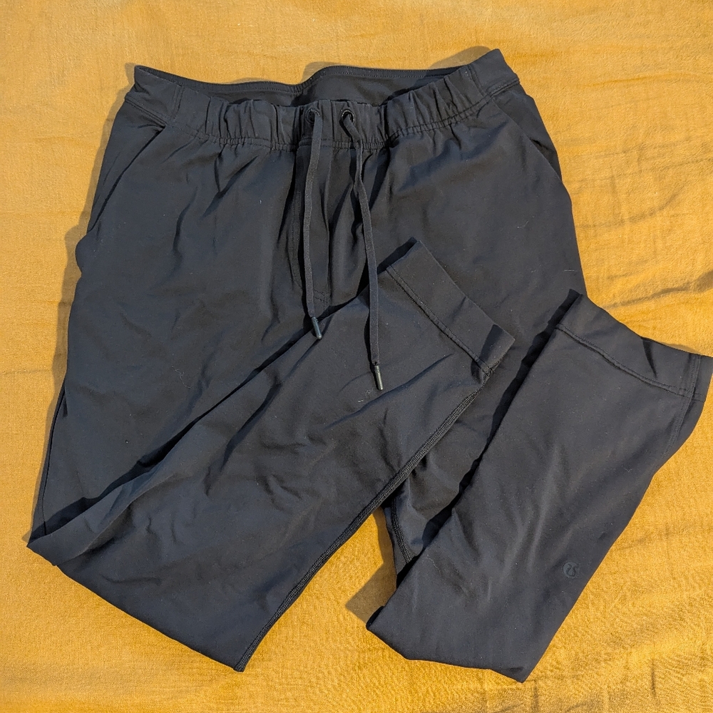 Lululemon lot. 2 cropped pants. Medium. Blacka and gray